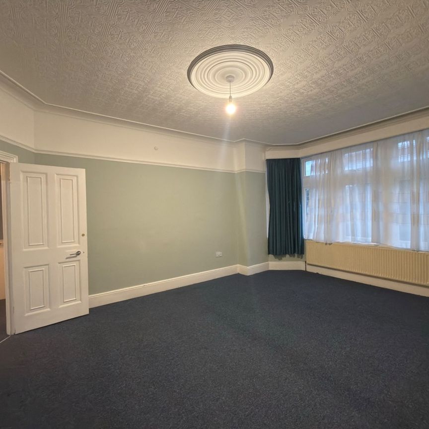 2 Bed Flat, Emerson Road, IG1 - Photo 1
