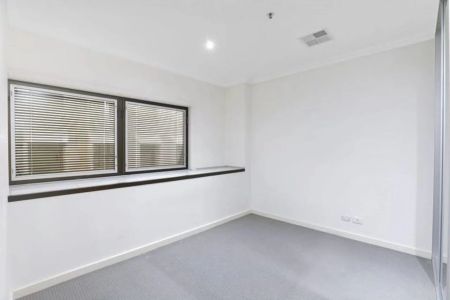 SPACIOUS 1 BEDROOM APARTMENT IN THE HEART OF CBD - Photo 5