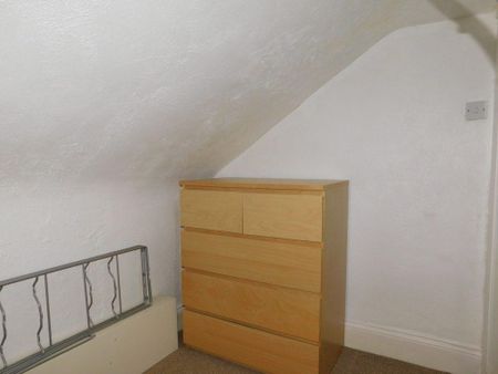 1 bedroom in a flat share to rent - Photo 3