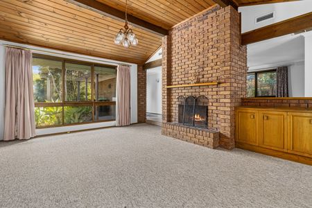 SPACIOUS FAMILY LIVING – PERFECT LOCATION - Photo 2