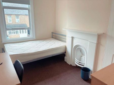 1 bedroom in a house share to rent - Photo 3