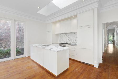 9 Broadway , Camberwell. - Photo 2