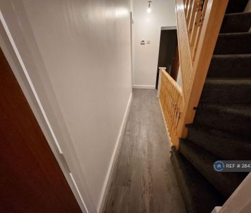 4 bedroom flat to rent - Photo 4