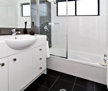 Spacious townhouse in convenient location - Photo 5