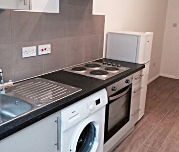 Studio Flat, Cranbrook Road, IG2 - Photo 4