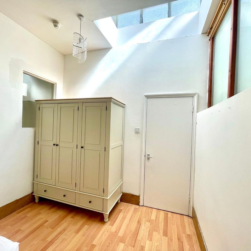 Caledonian Road ,Islington, London, N1 - Photo 1