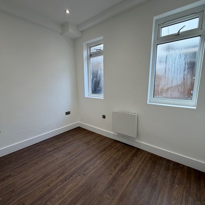2 Bed Flat, Lea Bridge Road, E10 - Photo 1