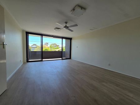 Large Space, Clean Two Bed Bayside Home - Photo 2