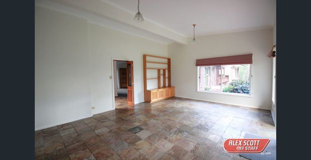 4 Bedroom Home & Self Contained Bungalow in Harkaway! - Photo 1