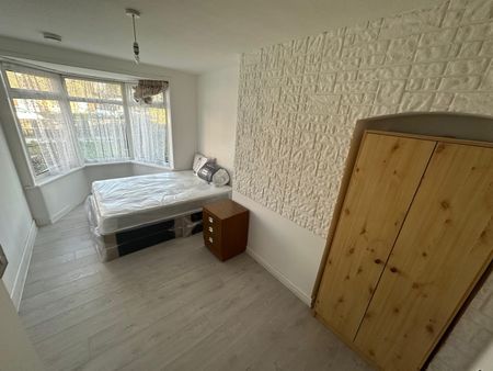 Room in a Shared House, Fox Green Crescent, B27 - Photo 5