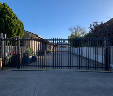 Unit in quiet complex - Fully Furnished - Photo 3