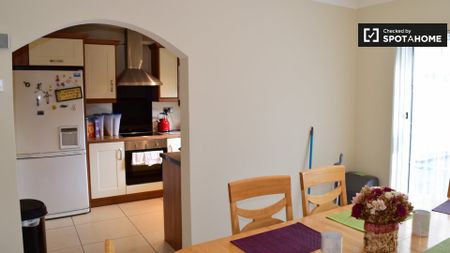 Classic room in 5-bedroom apartment in Clondalkin, Dublin - Photo 4