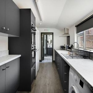 1 bedroom in a house share to rent - Photo 2