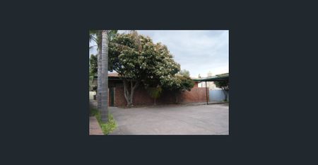 LOW MAINTENANCE 2 BEDROOM UNIT - PERFECT LOCATION - Photo 3