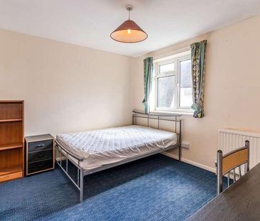 Student Property, Croft Mead, PO19 - Photo 6