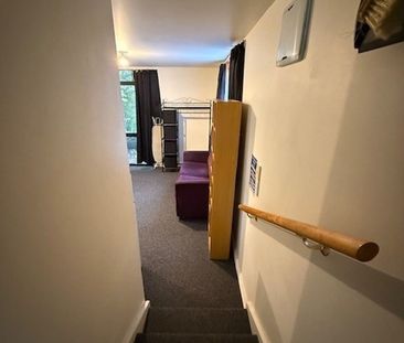 Centrally located boarding house room with studio rooms available now. - Photo 6
