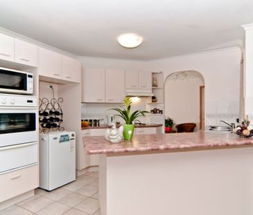Spacious 4-Bedroom Family Home, Close to the University - Photo 6
