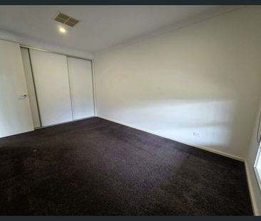 5 Bedroom PLUS Study & 2 Living areas! - Photo 1