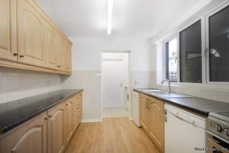 3 bedroom property to rent in London - Photo 5