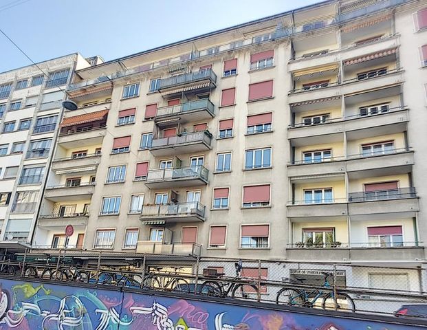 Appartement traversant de 4.5 pièces au 6ème étage d'environ 80m2, entièrement rénové - (Loyer bloqué à CHF 1'323.- hors charges, jusqu'au 30.11.2027) VISITE : 21.11.2024 à 17h - SANS inscription préalable, directement sur place. - Foto 1