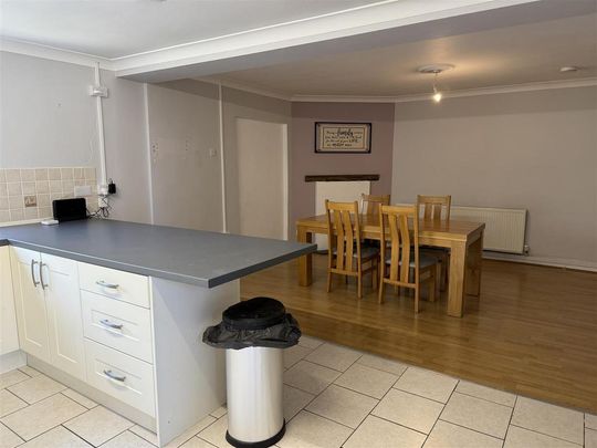 1 bedroom in a house share to rent - Photo 1