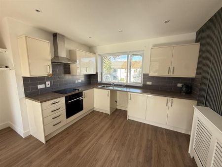 4 bedroom semi-detached house to rent - Photo 4