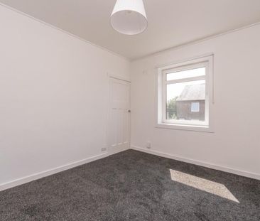3 bedroom flat to rent - Photo 4