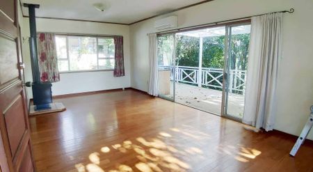Spacious 3-4 Bedroom Family Home in Premier Mairangi Bay. - Photo 2