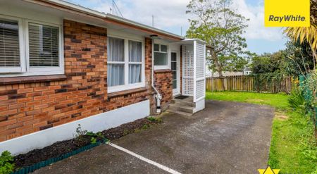 Sunny 2-Bedroom Home with Lawn, Storage & Parking - Walk to Dressmart & Dining - Photo 4