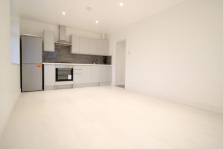3 bedroom flat to rent - Photo 4