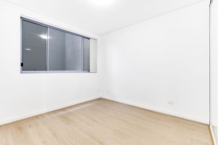 Modern Two Bedroom Apartment in Great Location - Photo 4