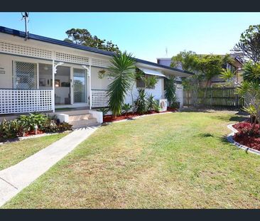 16 Bath St, Labrador QLD 4215 - House For Rent | Domain - Photo 3