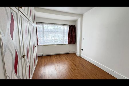 4 Bed Terraced House, Staines Road, IG1 - Photo 3