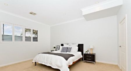 Spacious 4 Bedroom Townhouse - Photo 3