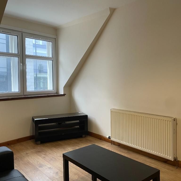 4 bedroom flat to rent - Photo 1