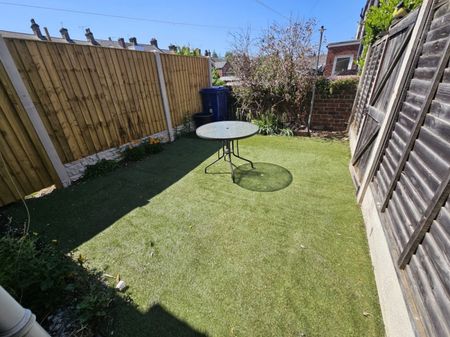 2 bed Terraced - To Let - Photo 4