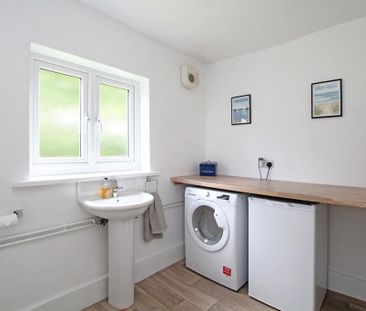 2 bedroom semi-detached house to rent - Photo 6