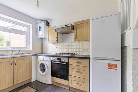 2 bed Terraced for rent - Photo 5