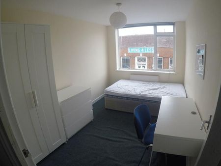 4 bedroom apartment to rent - Photo 3