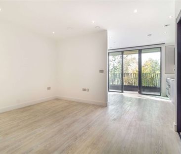 Unfurnished south-facing studio apartment - Photo 1