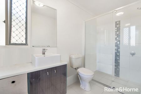 EXECUTIVE FULLY AIR-CONDITIONED 3 BEDROOM TOWNHOUSE IN THE HEART OF THE CITY! - Photo 2