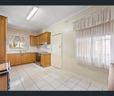 Charming 3-Bedroom Home in Prime Felixstow Location - Photo 2