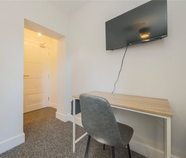 Rosemary Crescent, Guildford, Surrey, GU2 9XL - Photo 2