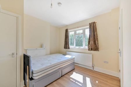 4 bedroom semi-detached house to rent - Photo 3