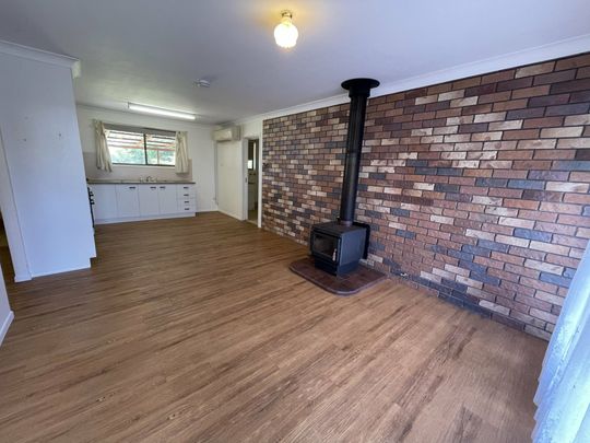 3 Bedroom brick Great location - Photo 1