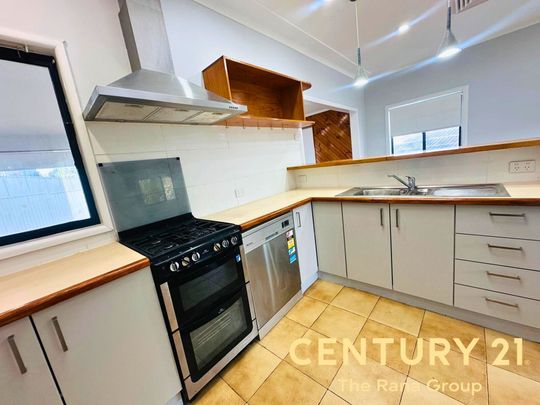 Beautifully Renovated 3-Bedroom Home Just a Short Walk from Toongabbie Station - Photo 1