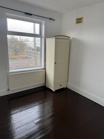 3 bedroom flat to rent - Photo 4
