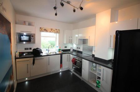 3 bedroom flat to rent - Photo 5