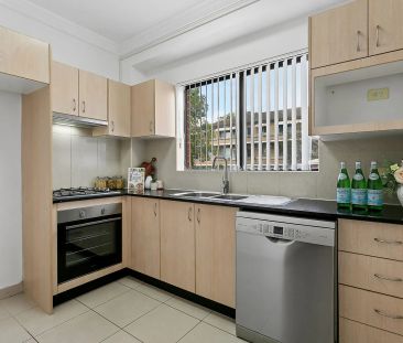 Villa Style Double Brick Residence In South Hurstville: Ground Floo... - Photo 6