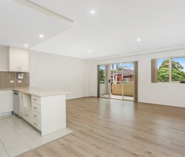 Oversized two bedroom apartment with walk-to-everywhere locale - Photo 4